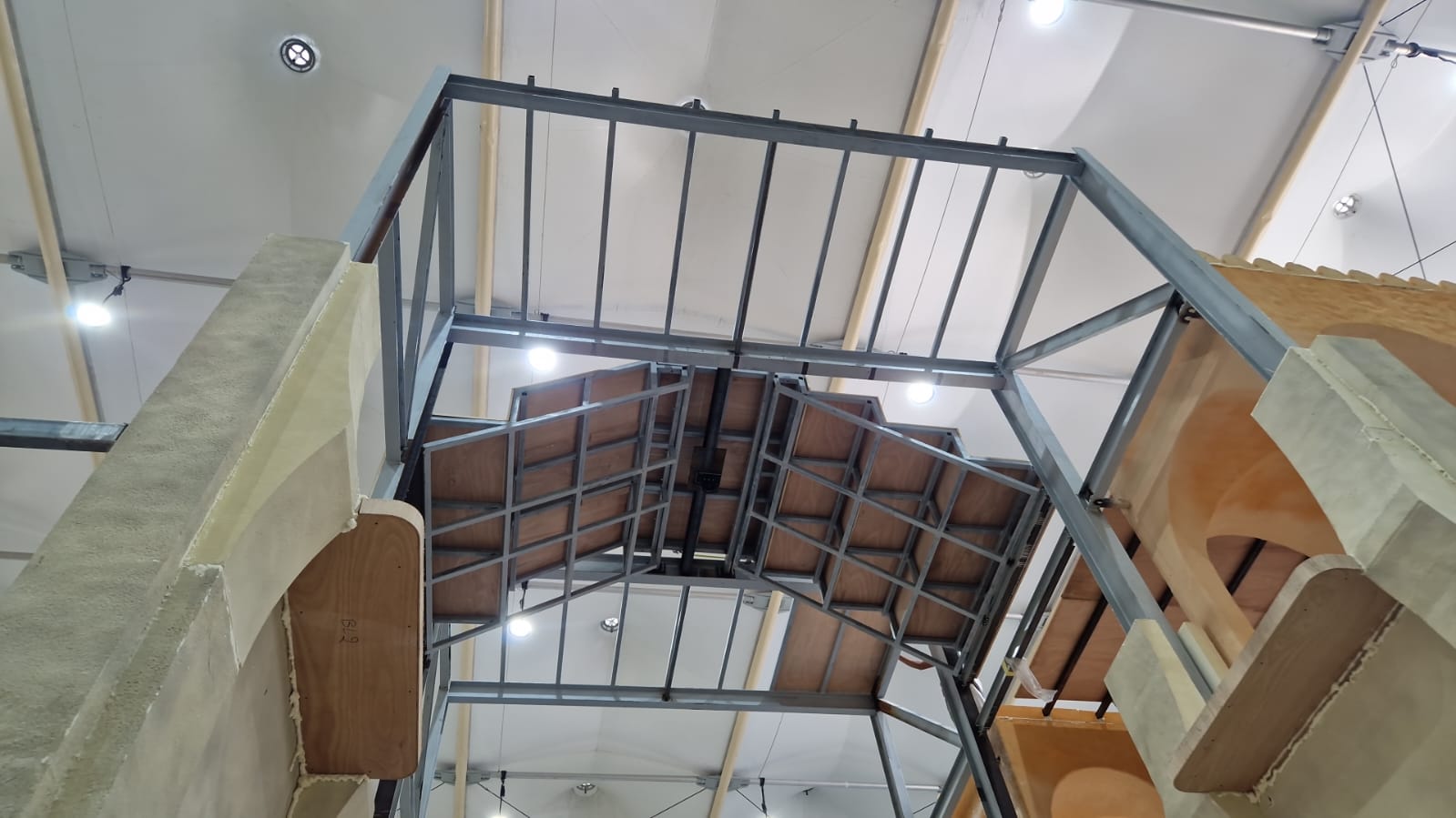 Welded bracing and bolted structural connections designed for repeated mobile loading.
