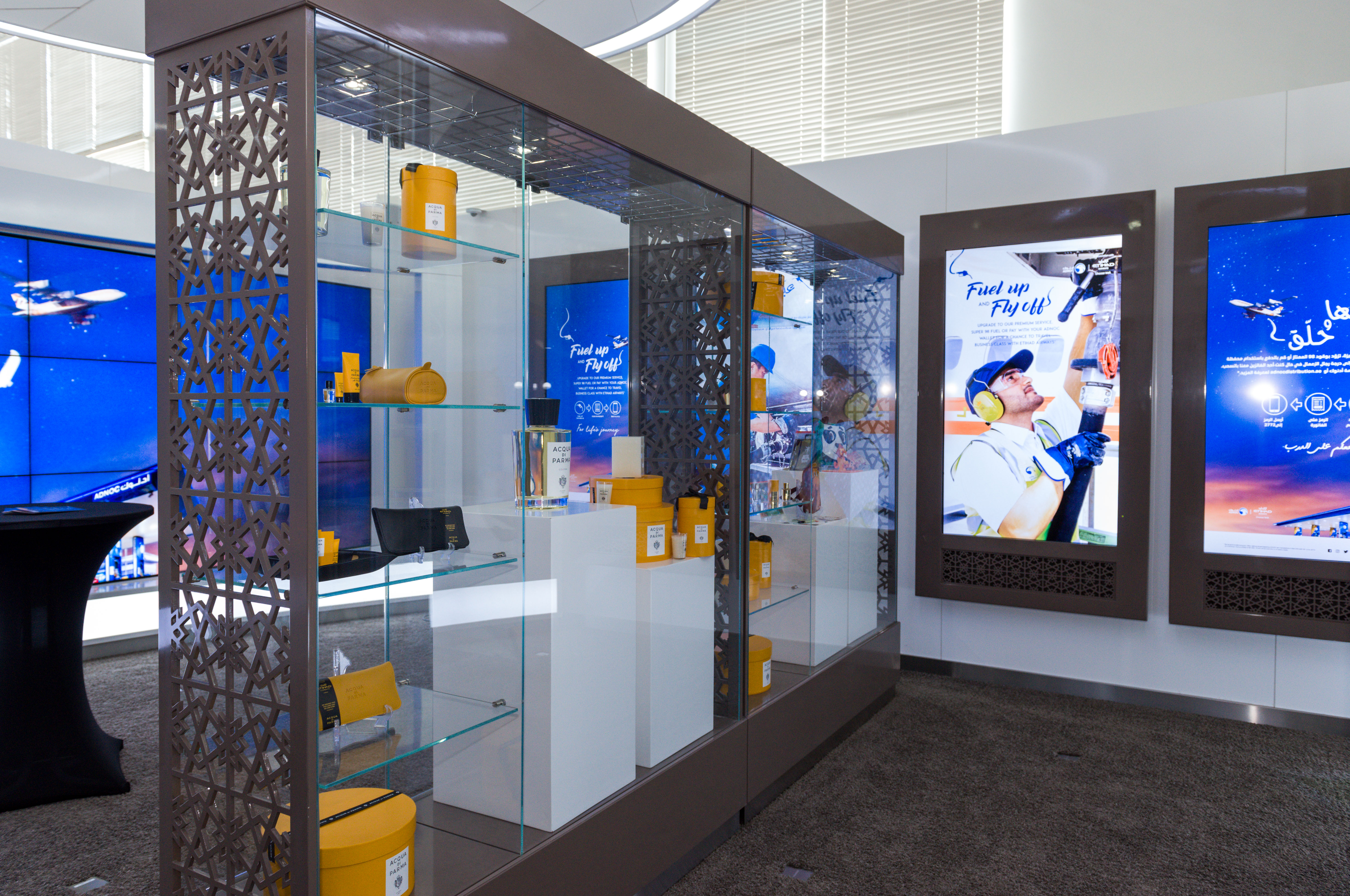 Permanent experience centre with bespoke product plinths, sculptural walls and integrated displays.
