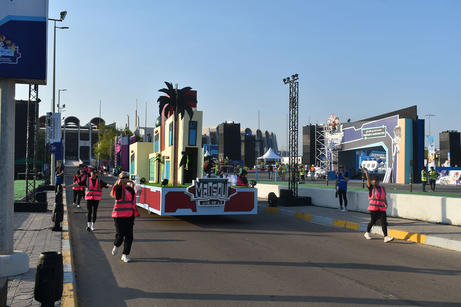 Different mobile scenic structures sharing common vehicle engineering principles