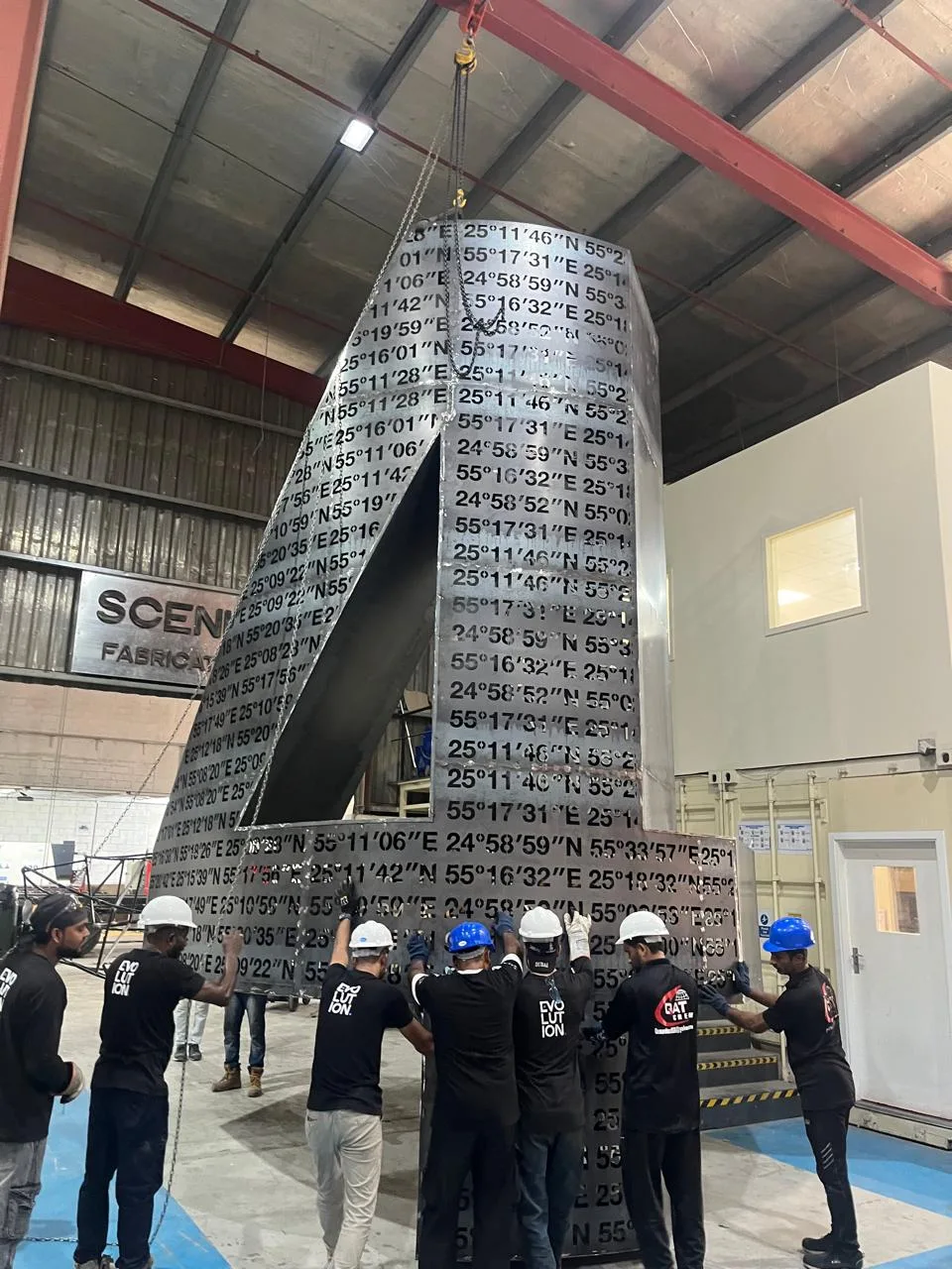 Large and small scenic modules compared for handling and installation efficiency.

