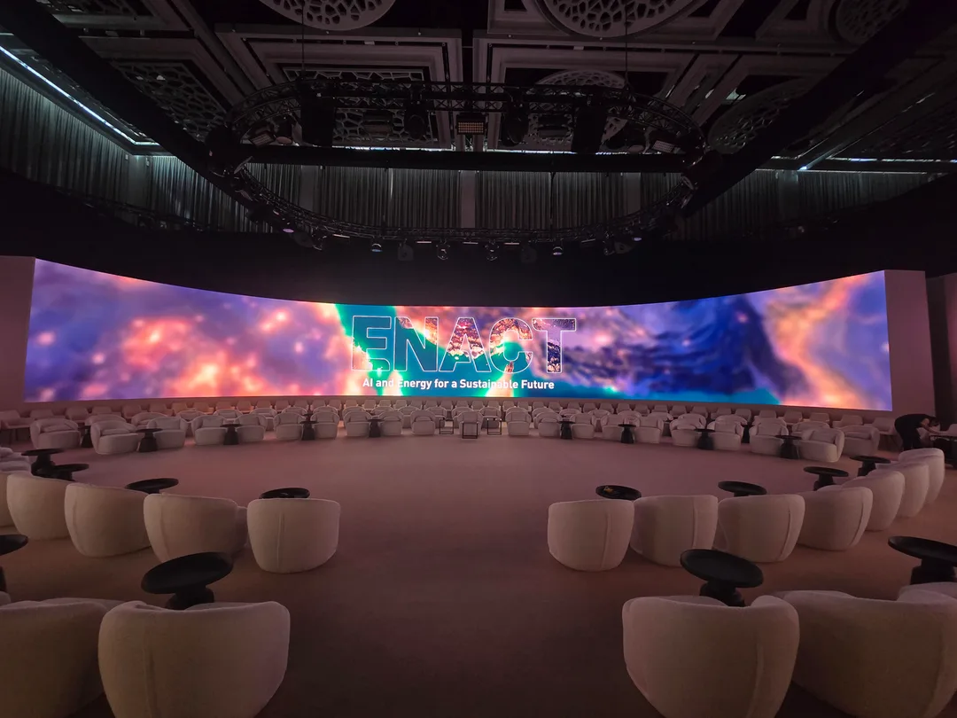 Evolution Scenic immersive environment with integrated displays and concealed technical infrastructure
