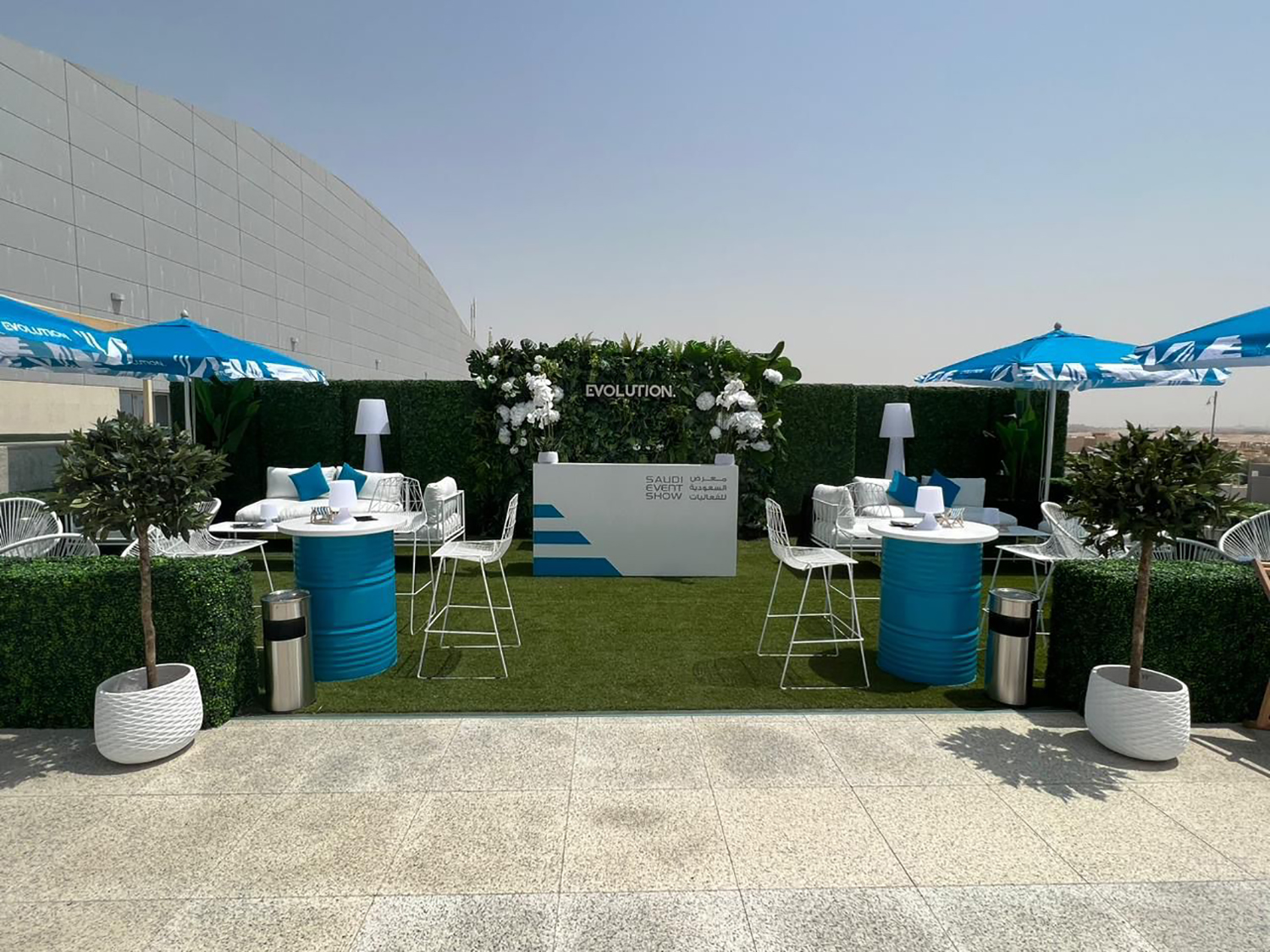Evolution Scenic fabricated coffee bar framed by white scenic walls and blue ceiling fabric.