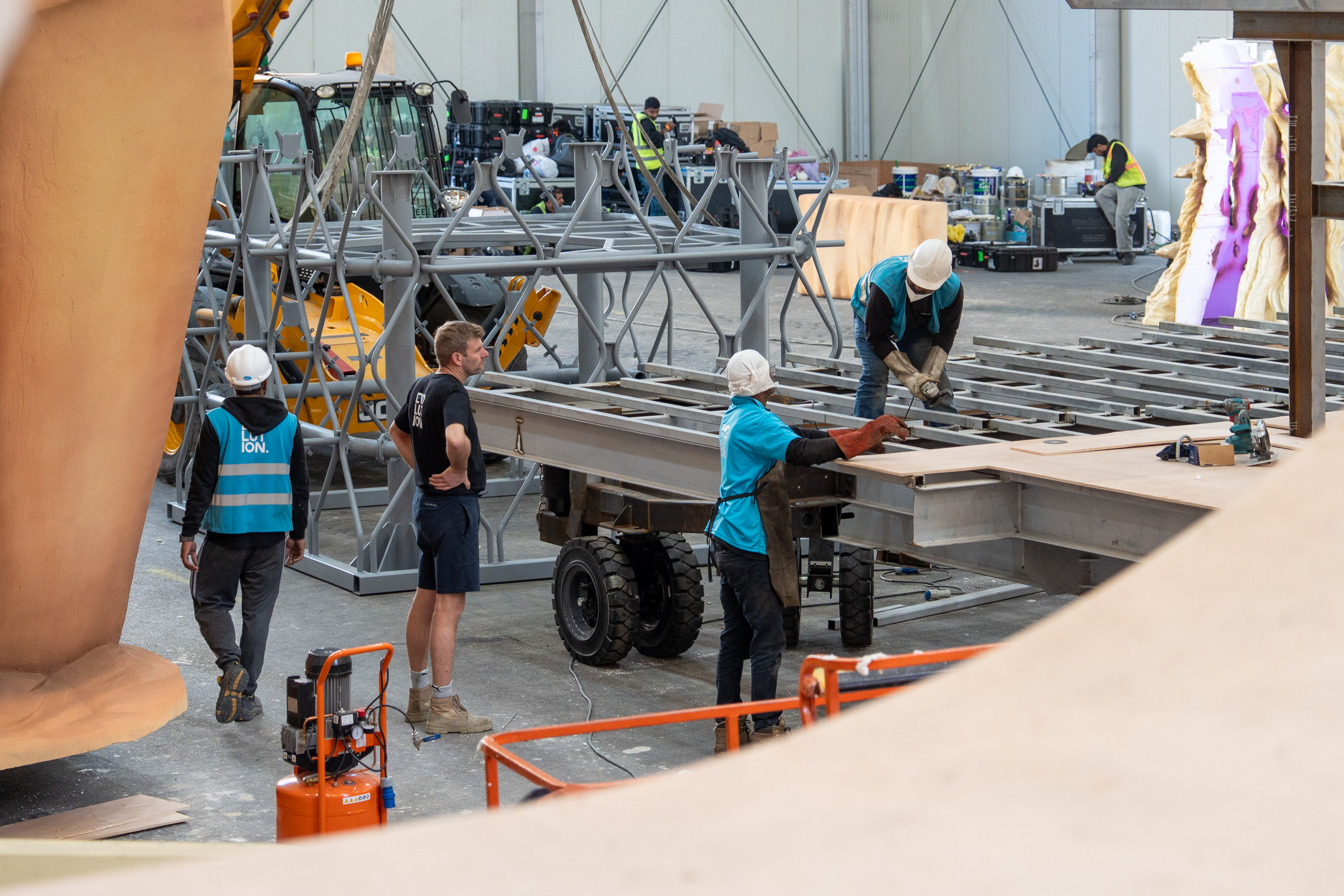 Prefabricated scenic wall modules assembled quickly using repeatable bolted structural connections.