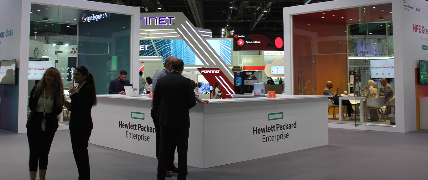 Completed HPE GITEX Dubai stand with bespoke scenic structures and glazed meeting-room architecture.