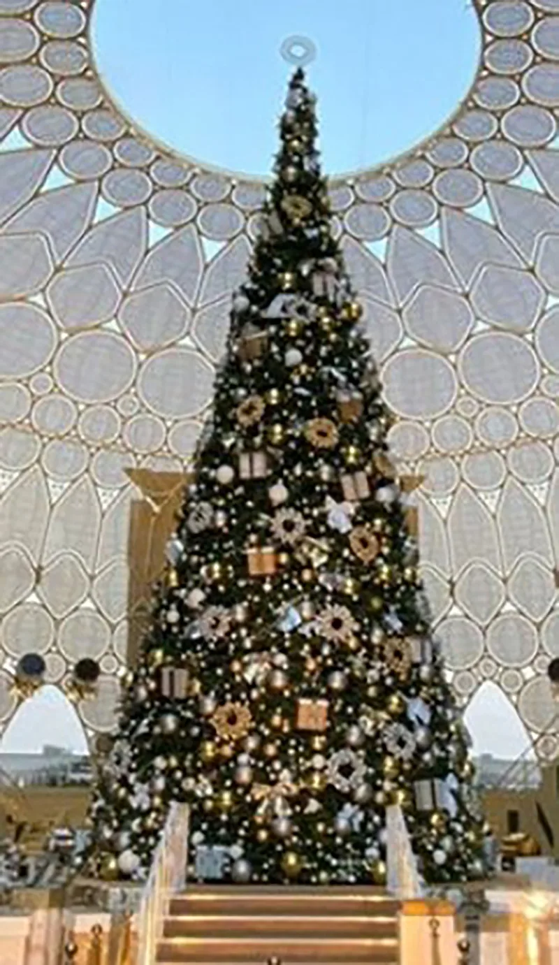 Evolution Scenic restored the open-frame conical Christmas tree with decorative star details. 