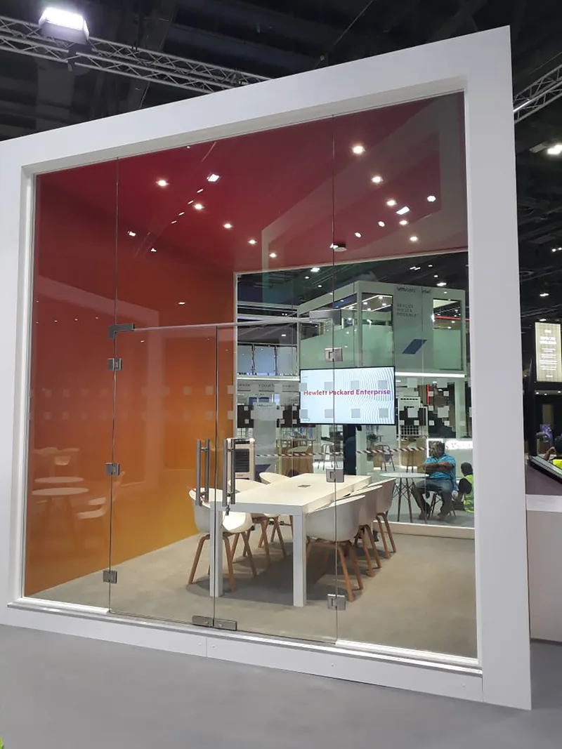 Evolution Scenic custom-built glazed meeting room within the HPE exhibition environment.