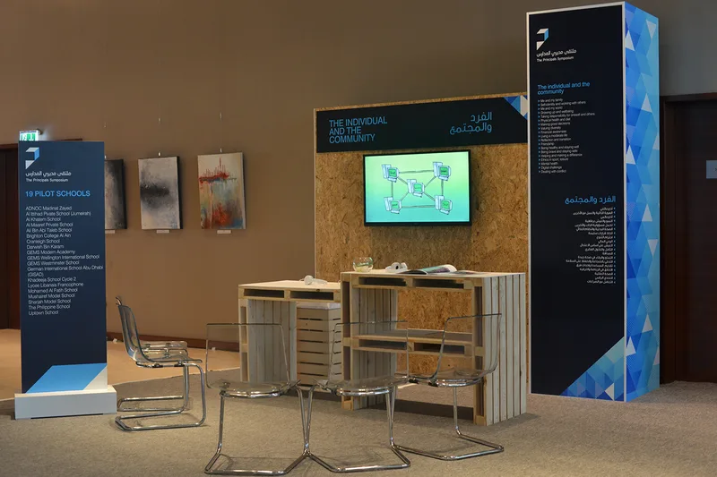 Evolution Scenic monitor station with integrated counter and tall information tower.