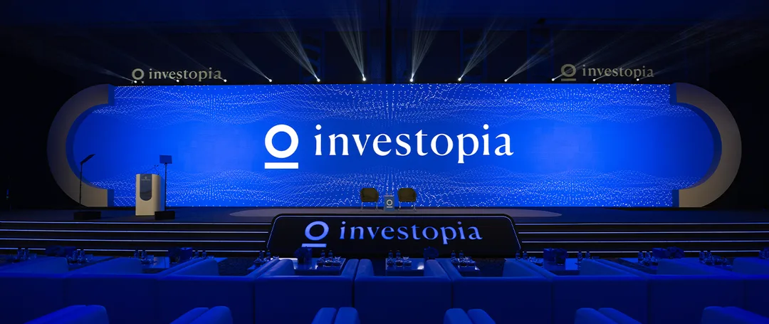 Evolution Scenic’s 30-metre Investopia main stage with curved scenic structures and integrated LED screens.