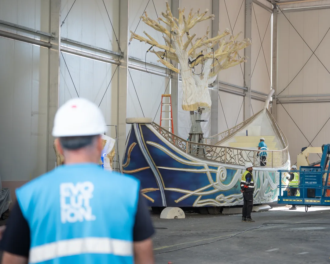 Parade float design balancing height, vehicle limits, modular transport and service access.