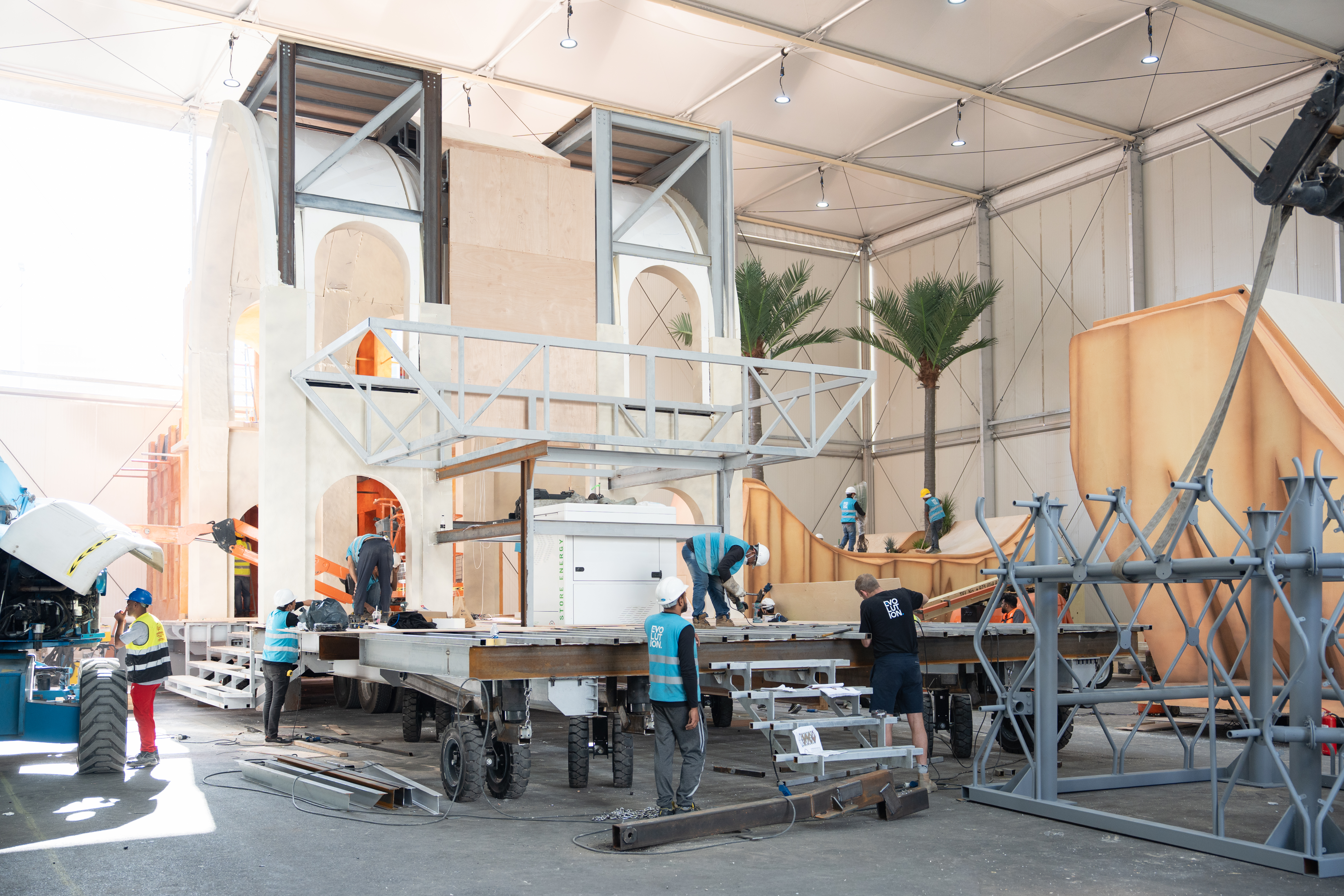 Evolution Scenic structure undergoing controlled workshop pre-assembly after coordinated technical development.
