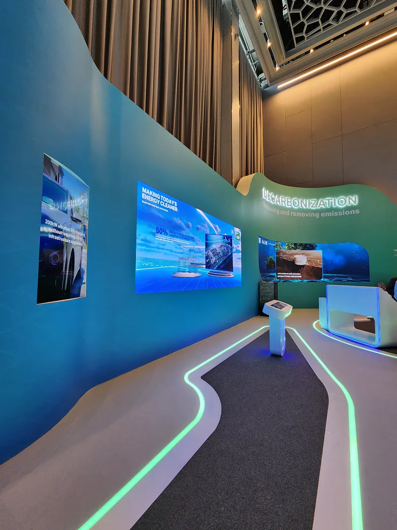 Evolution Scenic exhibitor stand with reflective vinyl flooring and integrated LED strip details.
