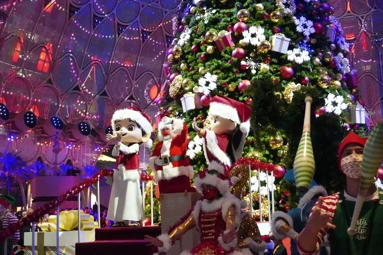 Evolution Scenic modular Christmas structures assembled within restricted-access public spaces.