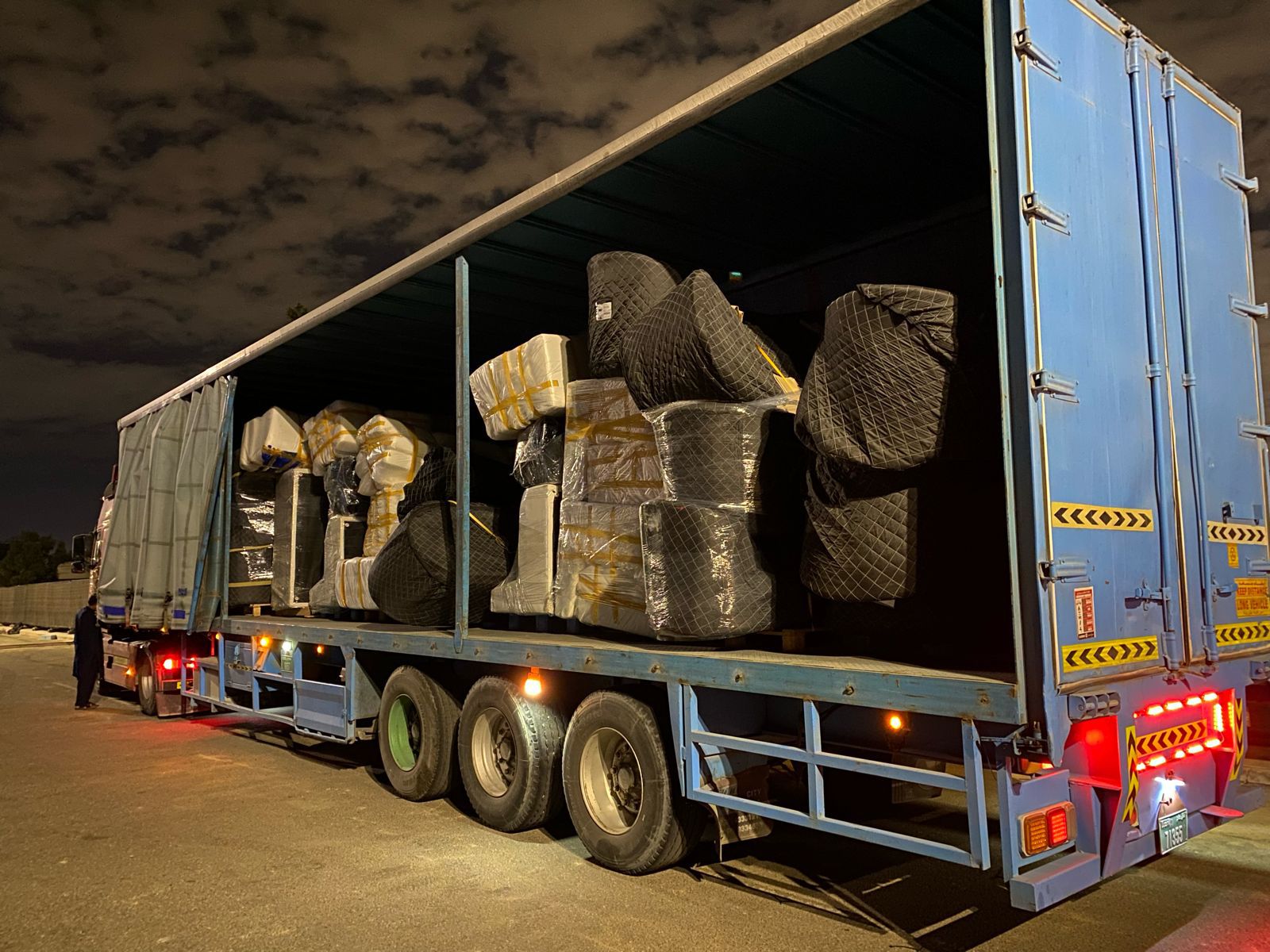 Truck loaded efficiently with organised modular scenic structures and protective stillages.
