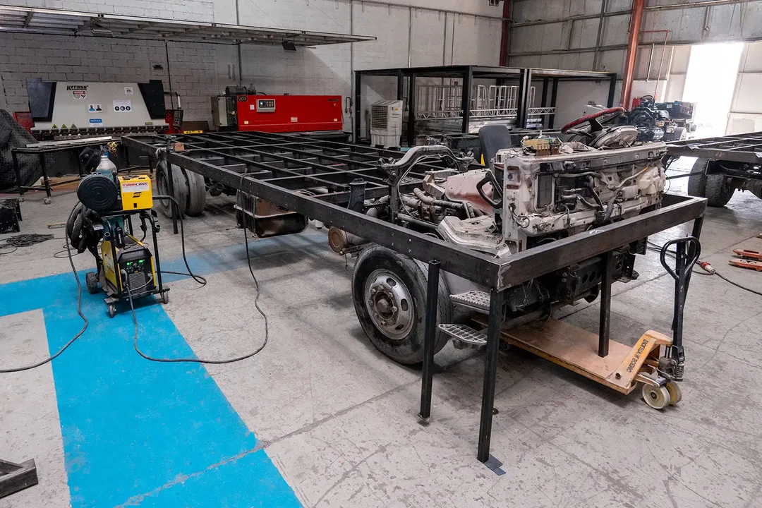 Parade float chassis showing wheelbase, suspension clearances and available scenic fabrication footprint.
