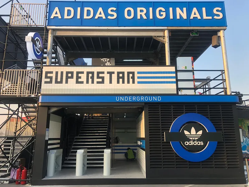 Adidas triple-deck scenic environment showing integrated displays and elevated viewing platform.